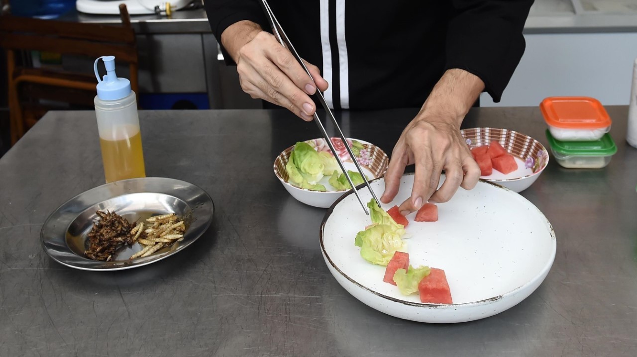 BICHOS GOURMET. Cocina con insectos en el restaurante Insects in the Backyard, que ofrece un menú completo a base de ellos. En Tailandia los insectos eran considerados un “plato de pobre” que se comía en el campo pero poco a poco se están abriendo...