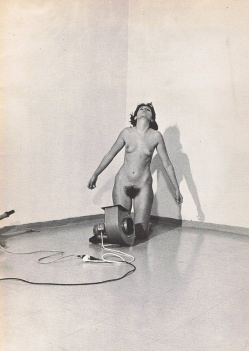 Marina Abramović: Rhythm 4, performance, Milano, 1974. In the journal Europa arte informazione/kunst