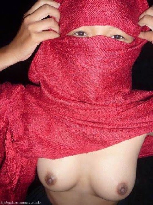 Porn photo mizzyje:  Dia gadis bertudung merah.. 