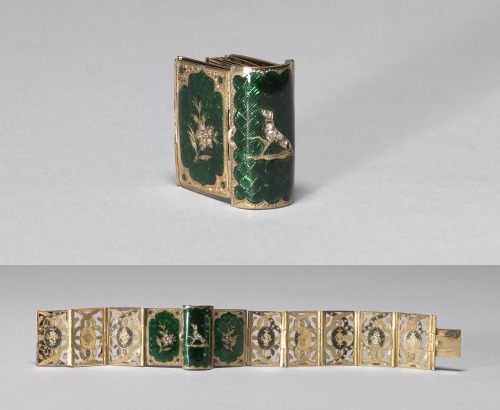 baubellum:Book bracelet, made in England, c.1840Why have I never seen anything like this before? Tha