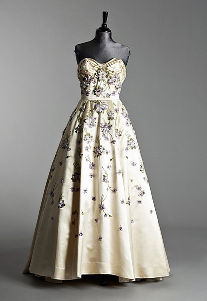 omgthatdress:Ensemble Pierre Balmain, 1955 Kerry Taylor Auctions@aelabloodsinger