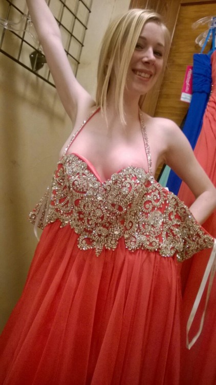 paparazzipizza:Prom dress shopping is the worst