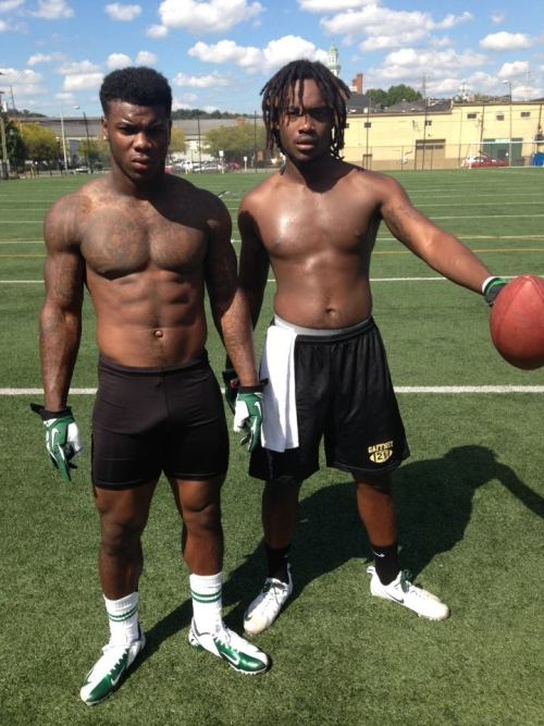 charlibal:  Bless the person who invented spandex….. when working out goes right Which one would you let Smash ?? 