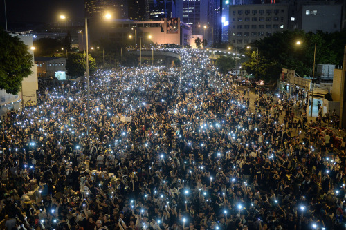 trms:
“Pro-democracy demonstrators hold up their mobile phones during a protest near the Hong Kong government headquarters on September 29, 2014. (Dale de la Rey/AFP/Getty Images)
Rachel Maddow reports
”