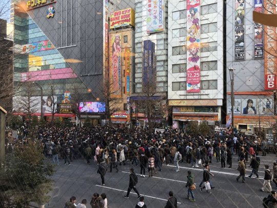 sirlorence: So they were holding a Poptepipic event at Animate in Akiba today, but too many people showed up and the police shut it down early, so the crowd gave them the finger. Here’s some pics too. 