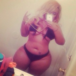 pearhub:  #thick #wide hips #thong #selfie