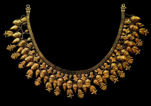 leradr: necklace from Ruvo, Italy 480 BC It was founded in Apulia, a greek colony, but it was produc