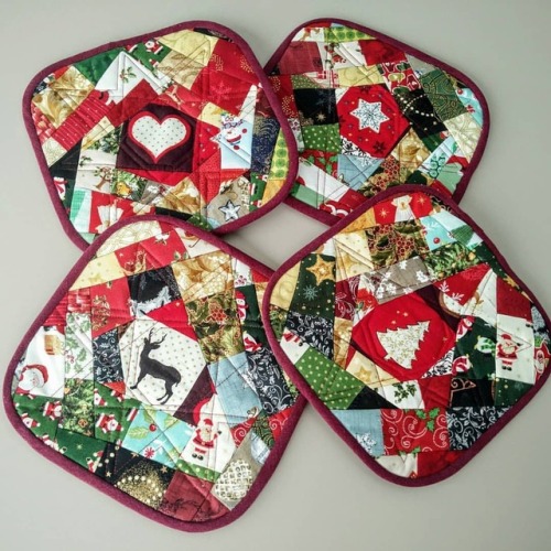 Bonus #hotpads made from leftovers&hellip; Quilt as you go is a lot of fun. #quilting #mugrug #h