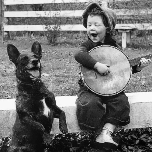 atraversso:  atraversso: A selection of the most heartwarming historic photos ever.    streetartglobe  on ig   Please don’t delete the link to the photographers/artists, thanks!   