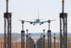 fuckyeahairplaness:  KLM 737 landing (by Michael Lauritsen)  