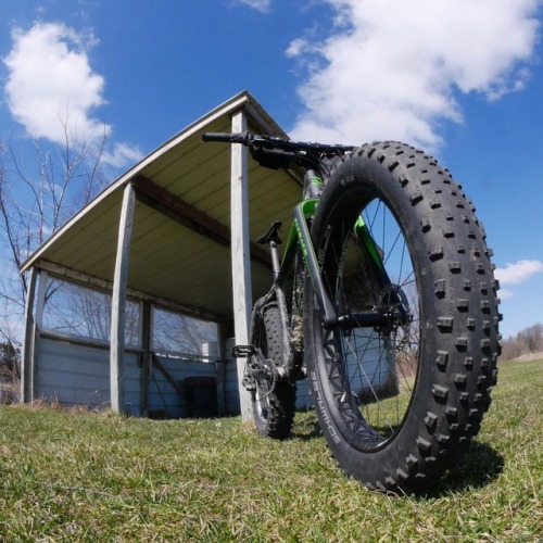 fatbikedotcom:Let the sun shine in. #corvus #fatbikedotcom #fatbike @fatbackbikesak @schwalbetires #