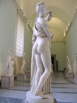 mercuruniverse:  Venus Callipygous, unknown author, II century BC, Museo Archeologico Nazionale, Naples.Source: &quot;Venere Callipige Napoli&quot; di ho visto nina volare - Flickr: Napoli, museo archeologico. Con licenza CC BY-SA 2.0 tramite Wikimedia