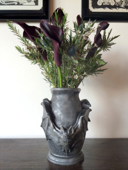 hvnniebee:  thattwat666:  thefabulousweirdtrotters:  Vampire Bat Vase by Dellamorte &amp; Co.  LITERALLY NEED THIS  waaaaaannttt