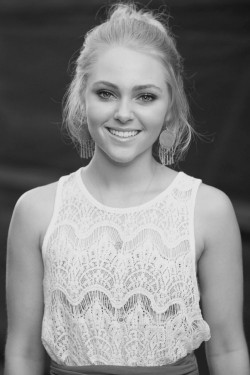 a-blackandwhitetime:  Anna-Sophia Robb 