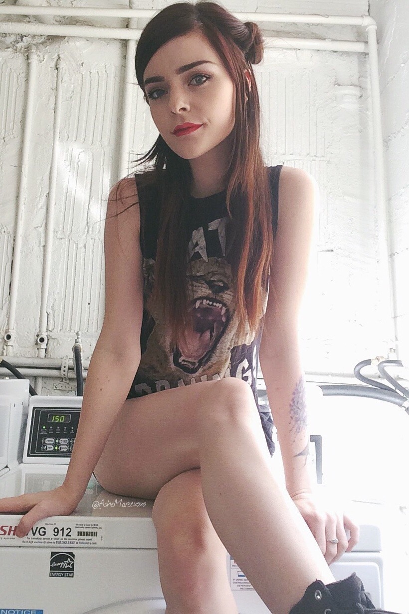 ixnay-on-the-oddk:  Taking advantage of waiting around in an empty laundry room 