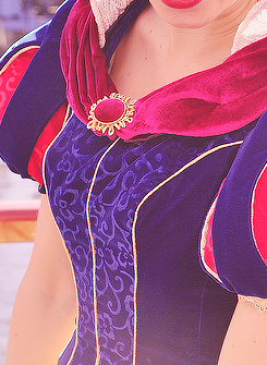 disneyismyescape:mermaidminnies:Snow White’s redesign: detailsEverything looks so regal up close