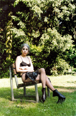 deliredetoucher:Wolfgang Tillmans Gaga Sitting