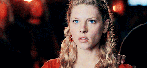 philomaela:  “[Aslaug] was the shield maiden Brynhildr’s daughter and was anxious to make her position known so her costumes are grand and very theatrical,” explains Joan Bergin (The costume designer for Vikings). To that end, she makes her grand