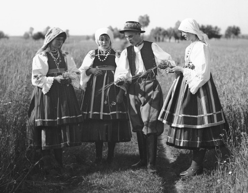 Group of teenagers from Złaków Kościelny, Poland, 1932. Łowicz type of costume.Photography by