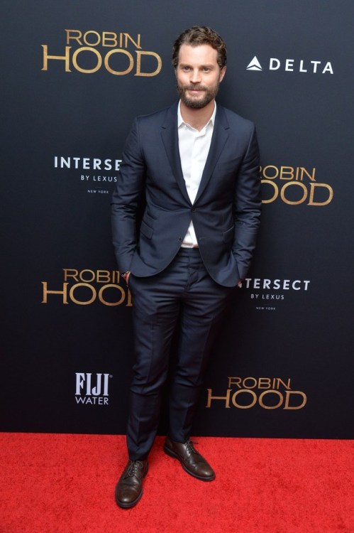 itsdarkinsidee25: Jamie Dornan premiere de la película Robin Hood desde New York (11 noviembre)