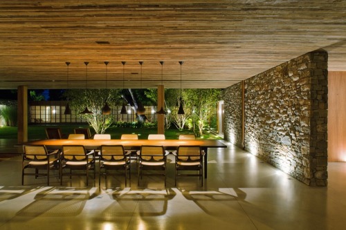 {I love Marcio Kogan’s use of screens and the seamlessness of inside and out. In this photo se
