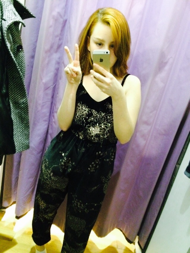 svviftmas:  changing room adventures. imo that jumpsuit was like a glorified tracksuit