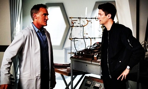 Grant Gustin & John Wesley Shipp Tumblr_pyv79aWKjP1vprrlpo1_500