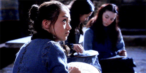 aryastarksource:  Arya’s stitches were crooked again. She frowned down at them with dismay and