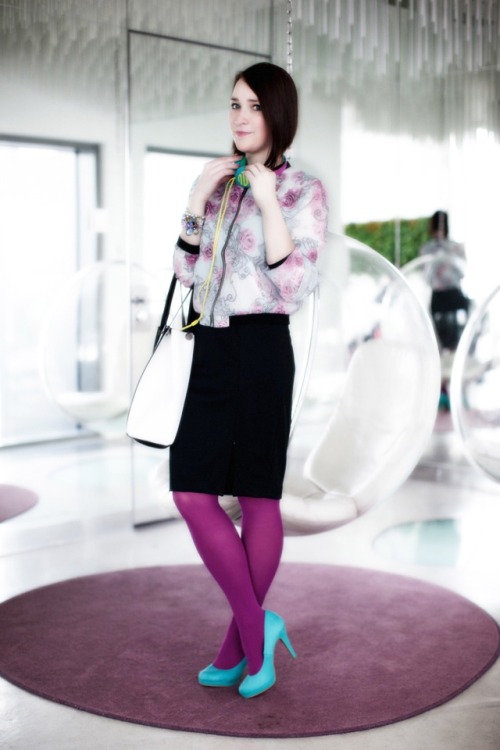 levante-su-bandera: Brunette in opaque purple tights and blue heels. (from him)