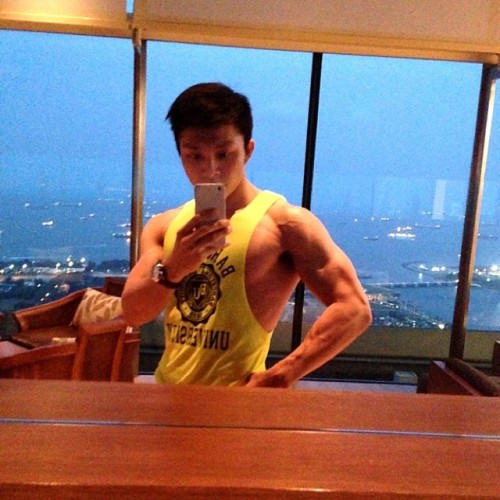 jackdsg:  hotsforsgboys:  xiaohaogaypic:  大馬天菜醫生，身材臉蛋一級棒！ 谁认识他呀？？ Anyone know him??   I believe his name tag says Leon huang Foo  It’s Dr Leow Hong Foo. Malaysia born, a model, Singapore trained doctor. He’s