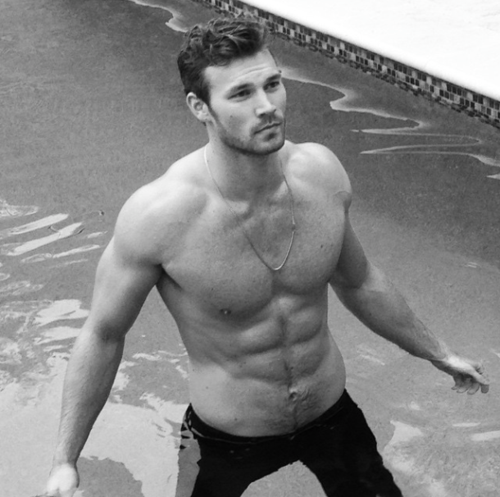 boytrappedinthcloset:  Look at Derek Theler perfectly shaped abs