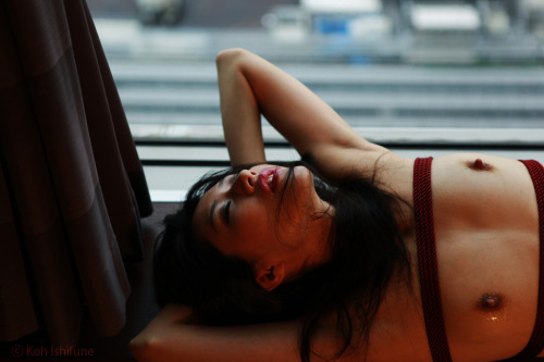 51lookatme: 51lookatme:  原来是彩色的啊？好棒，谁还能找到这套图其他的彩色的啊？更新：谢谢，亲爱的粉丝，真的找到了，我也想这样被绑起来，秀给窗外的人，谁说女人不喜欢看女人的，我