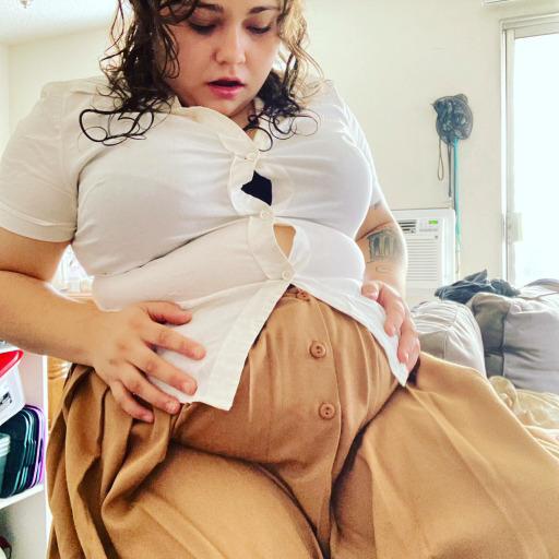 sydgettinbig:A little belly jiggiling video for y’all! I’m still only 180, who wants to buy me some fooooood so I can get bigger 😤😭 I need to be fatter 