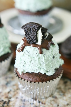 sweetoothgirl:    Mint Cookies and Cream Oreo Cupcakes  