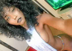 jxnchuriki:  Curls & Melanin. 