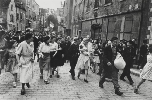 Robert Capa (1913 - 1954) Femme tondue exhibée dans les rues de Chartres à la Libération(A Woman Col