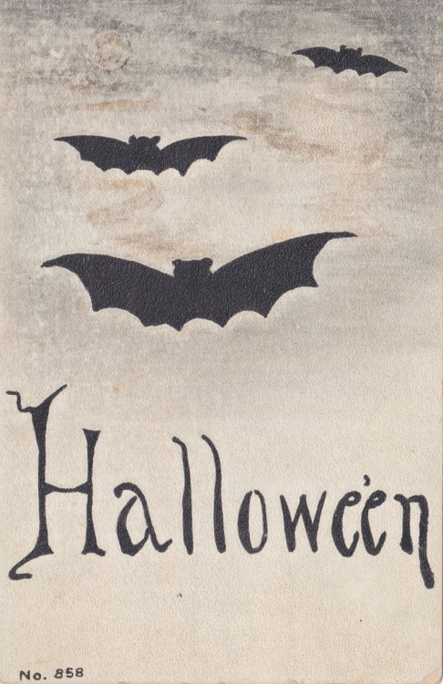 graveyarddirt: danskjavlarna:Undated Halloween postcard, via UpNorthMemories. Going to bat for vinta