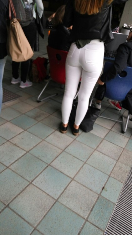 candidprdz:Very hot ass in tight jeans. ;-)
