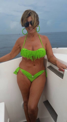 floatingpixels-me:    Women of a certain age..  