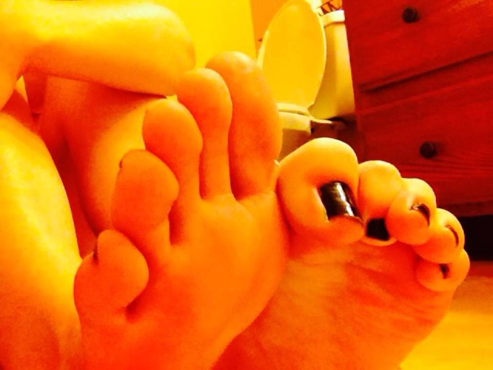 girlfeetmodel:  feetzhellyeah:  me gusta black nail polish!  Girl feet fan series