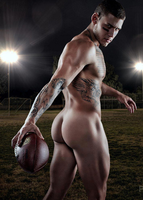 des-mecs-et-des-tattoos:  Oh ces fesses ! hunk-muscle:  Vince Ramos  