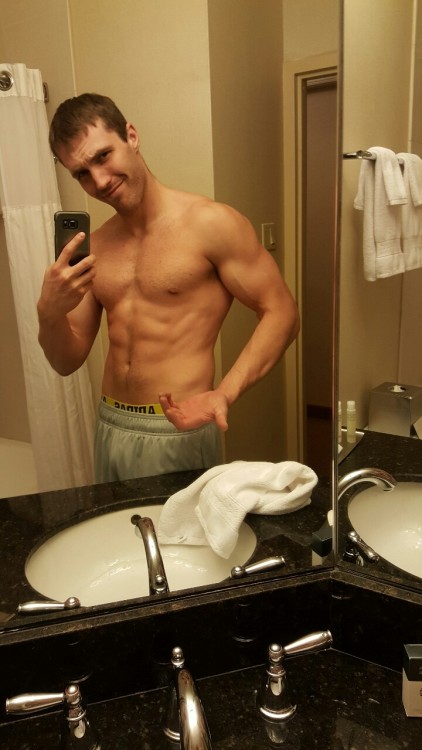 nebraskaswole:  Me featuring morning starved abs..time to go eat!