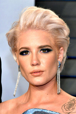 music-daily:Halsey attends the 2018 Vanity Fair Oscar Party hosted by Radhika Jones at Wallis Annenberg Center for the Performing Arts on March 4, 2018 in Beverly Hills, California
