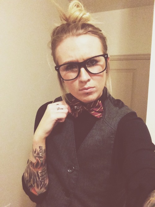 thatonebl0nde:I couldn’t pass on the Gryffindor bow tie.