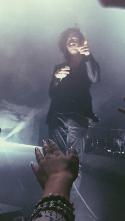 youlooksoalivee:  / / F A L L I N G F O R Y O U / / matty pointing & looking at me Detroit, The Fillmore 