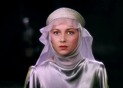 connerys:Olivia de Havilland as Lady Marian Fitzwalter in The Adventures of Robin Hood (1938)