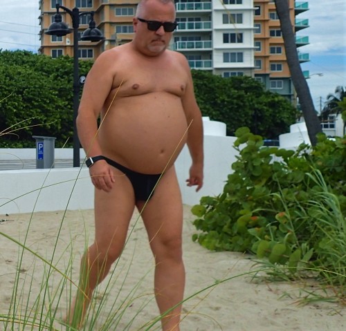 silverbadbear:  sfdsmallone:  Ft Lauderdale thong   Gorgeous daddy 