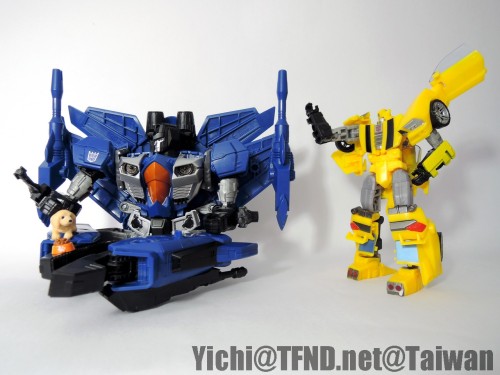 eabevella:Combiner Wars Leader Class ThundercrackerMore pics on TFND forum from meTC is more handsom