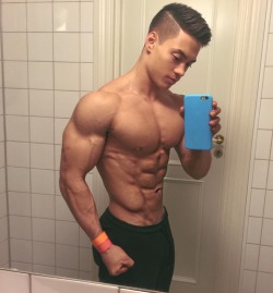 itsaznbitch:  What a hottie😍😍 A Viet mixed muscle builder