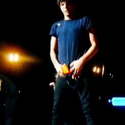 lovefatesoulmates:  Favorite Louis Things → touching himself 